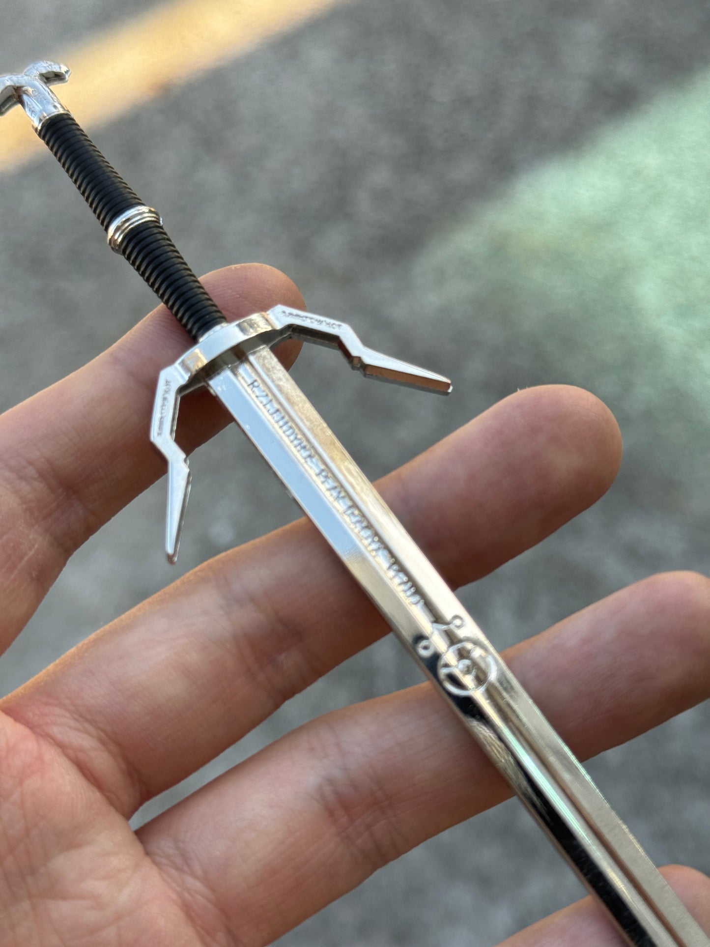 THE WITCHER – GERALT OF RIVIA'S ENHANCED WOLVEN SILVER SWORD MINI REPLICA