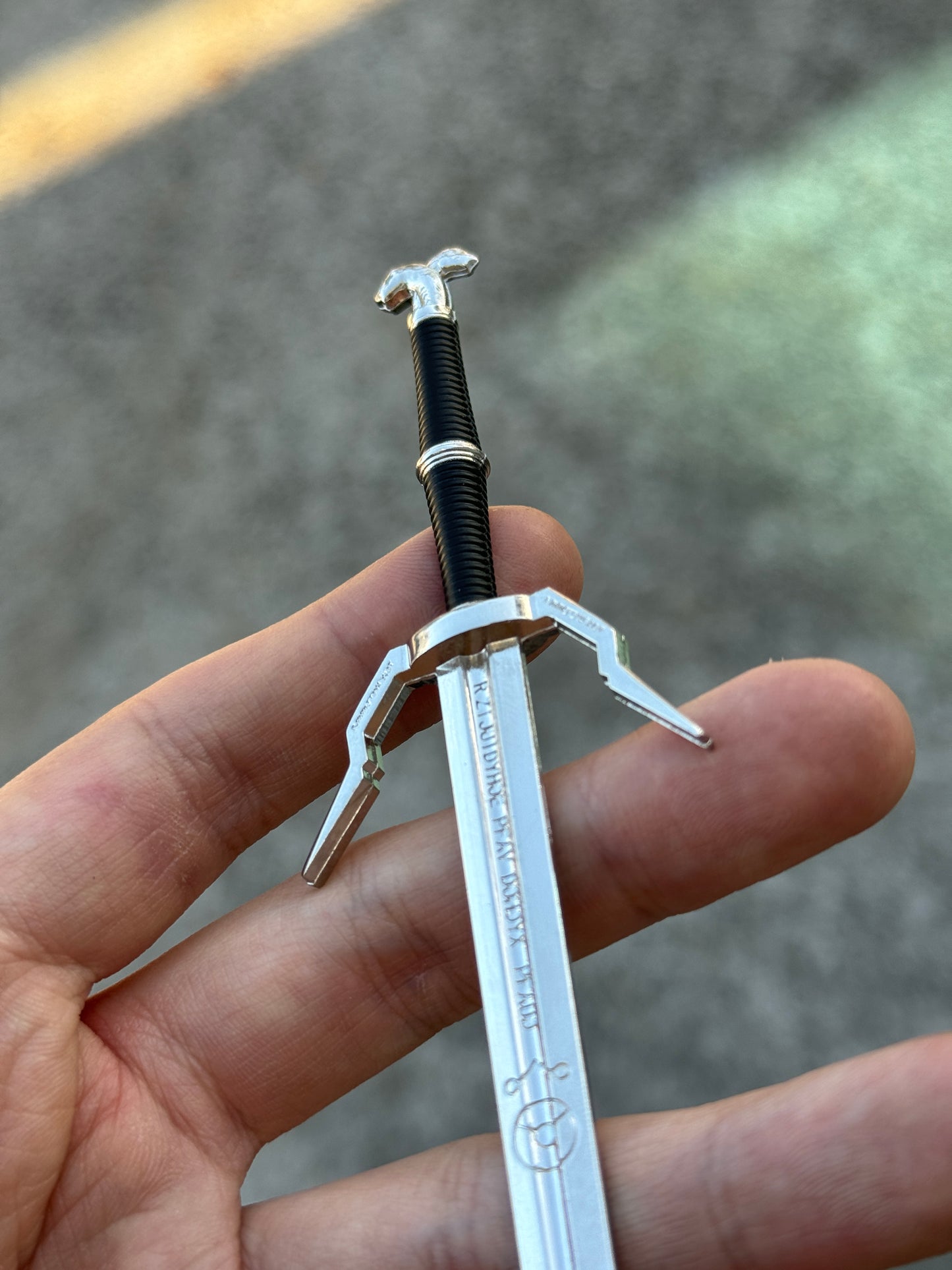 THE WITCHER – GERALT OF RIVIA'S ENHANCED WOLVEN SILVER SWORD MINI REPLICA