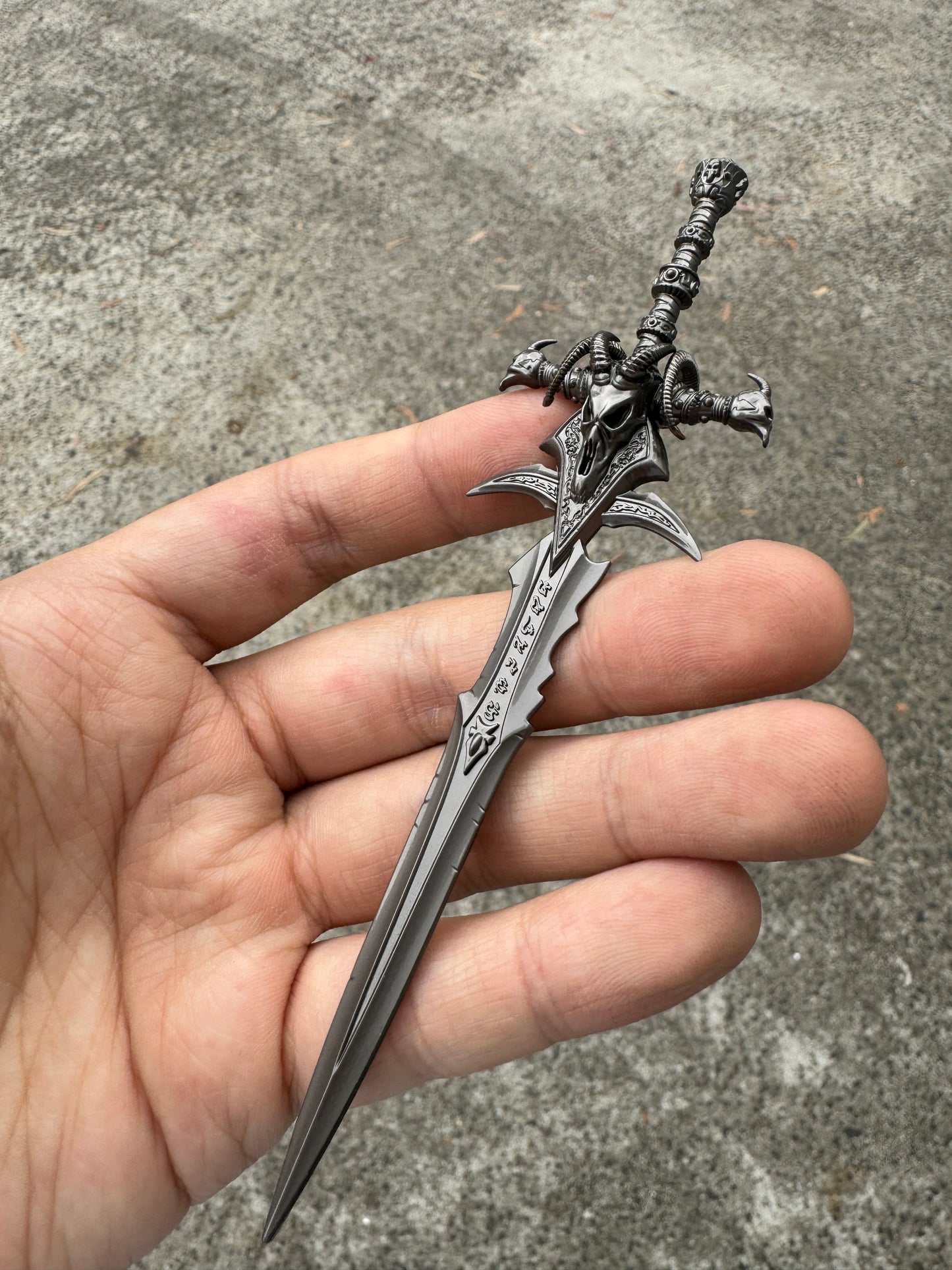 WORLD OF WARCRAFT – FROSTMOURNE MINI REPLICA (14 CM)