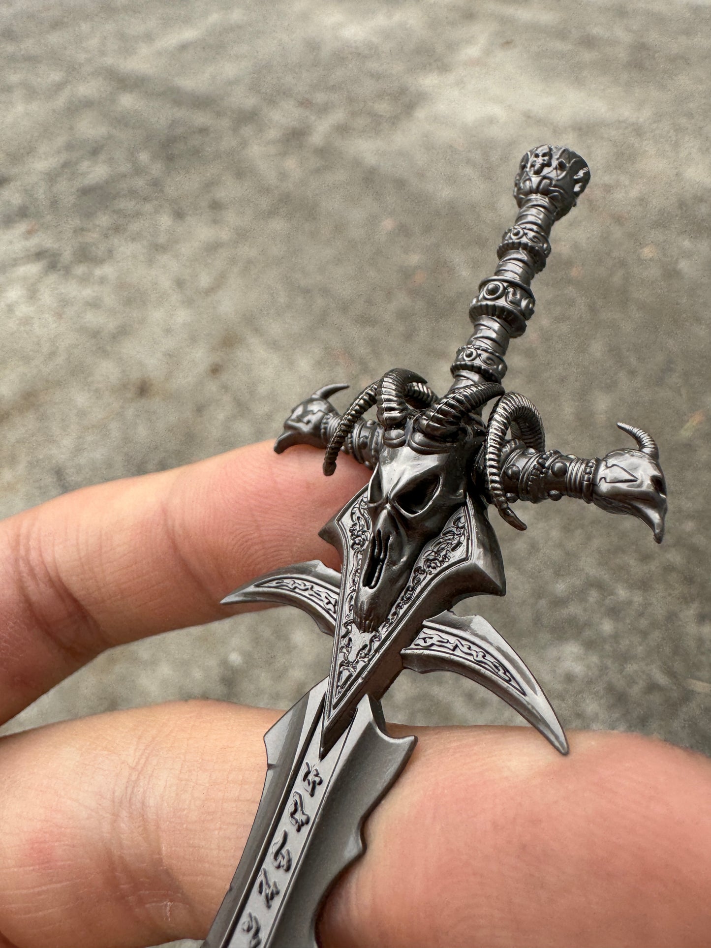 WORLD OF WARCRAFT – FROSTMOURNE MINI REPLICA (14 CM)