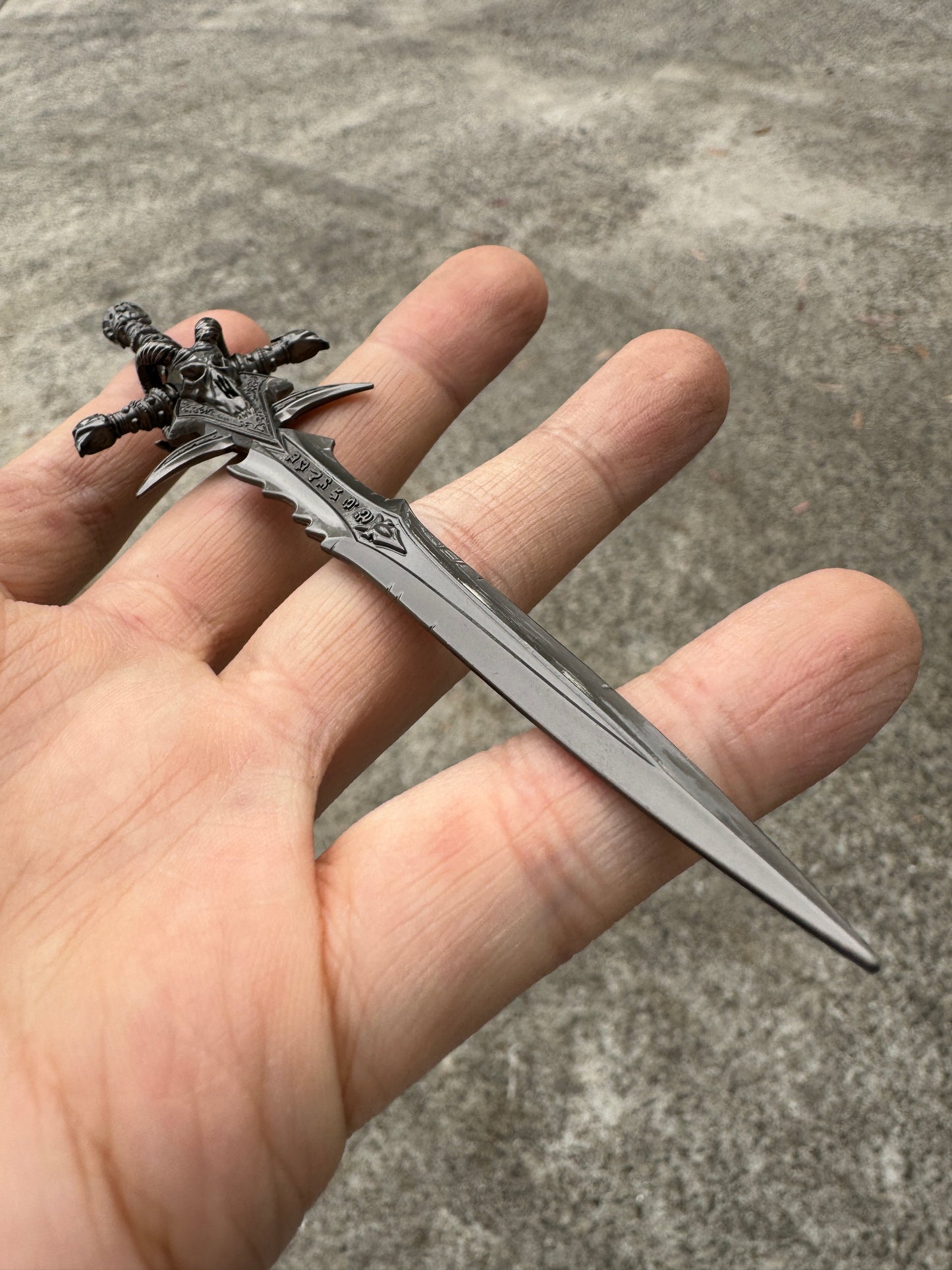 WORLD OF WARCRAFT – FROSTMOURNE MINI REPLICA (14 CM)