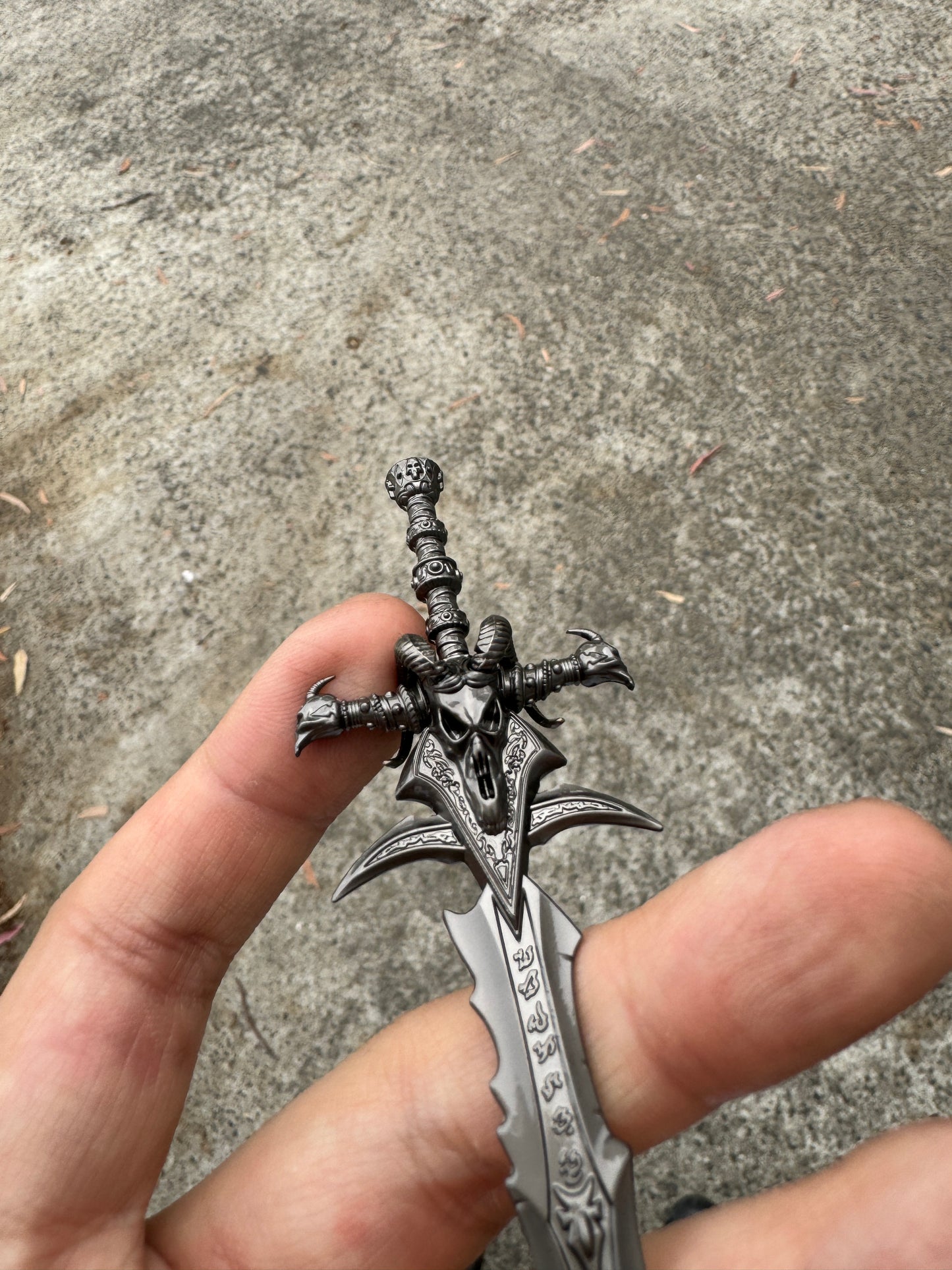 WORLD OF WARCRAFT – FROSTMOURNE MINI REPLICA (14 CM)