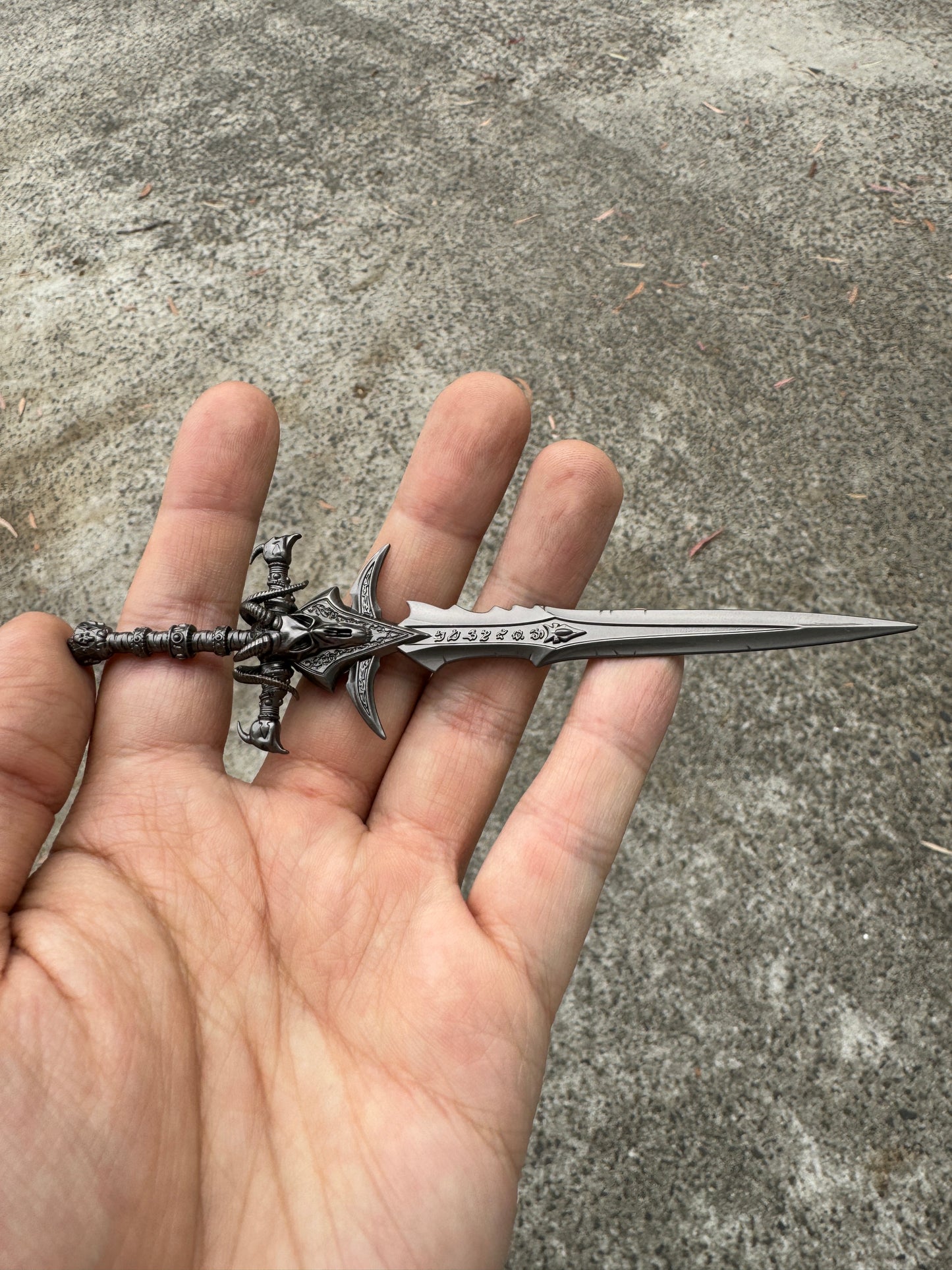 WORLD OF WARCRAFT – FROSTMOURNE MINI REPLICA (14 CM)